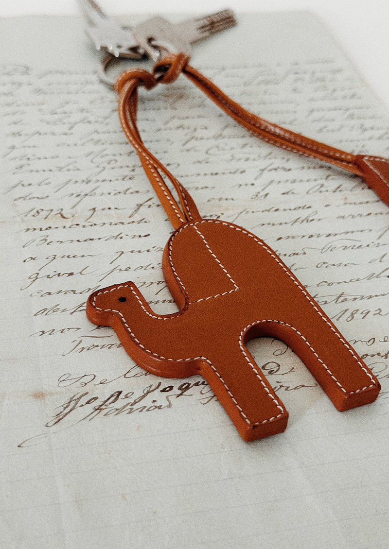 PENDENTIF DROMADAIRE EN CUIR TABAC