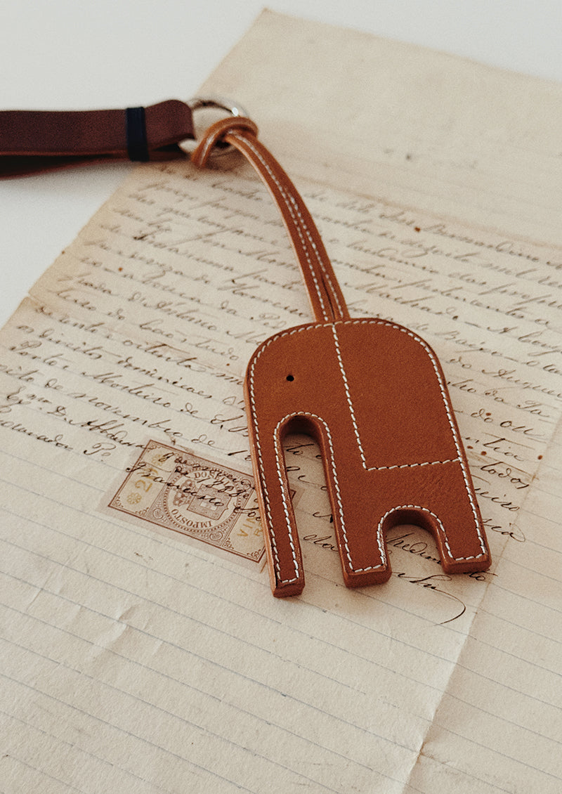 pendentif éléphant en cuir tabac