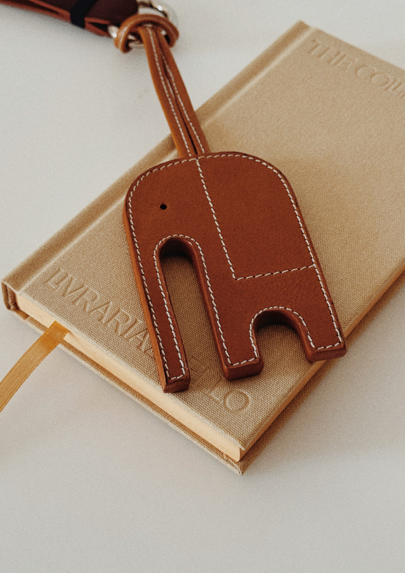 pendentif éléphant en cuir tabac