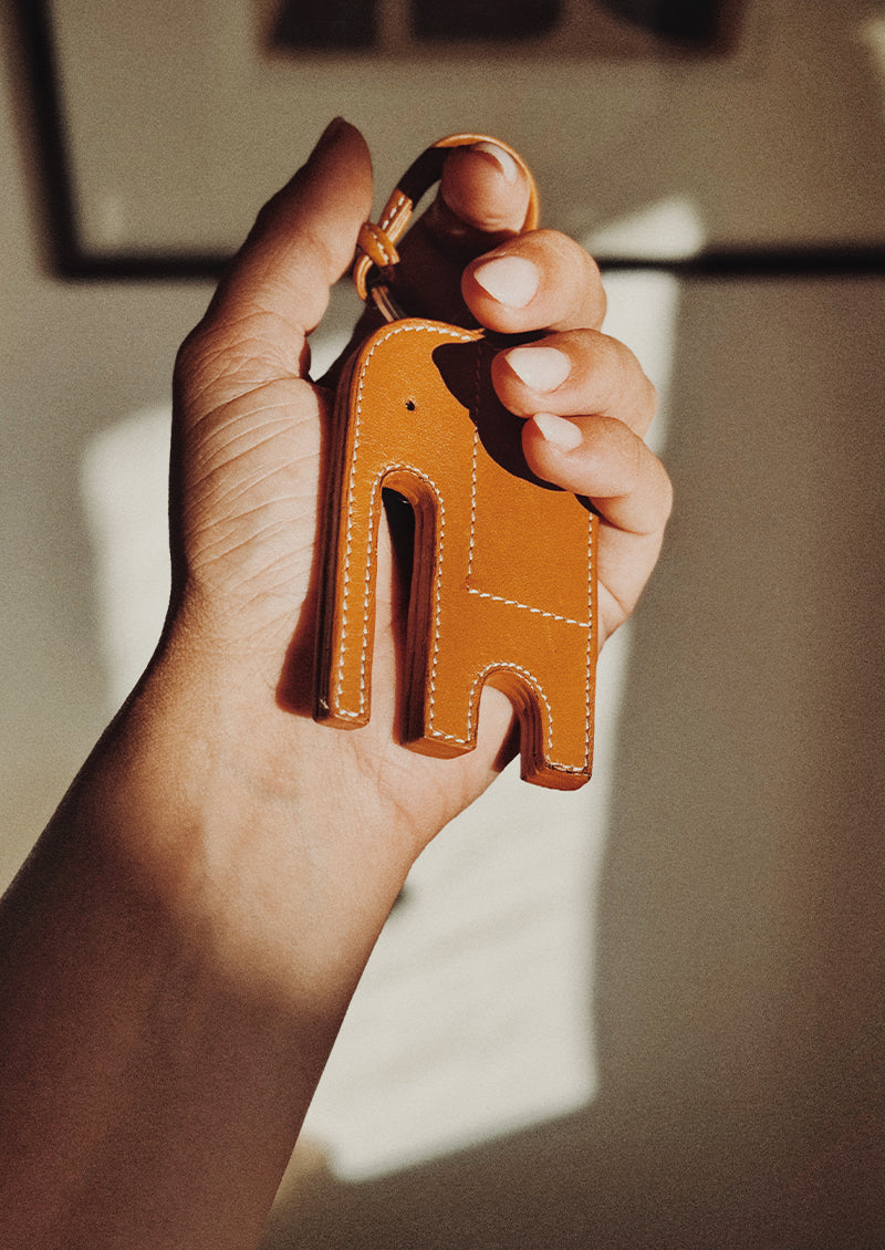 pendentif éléphant en cuir tabac