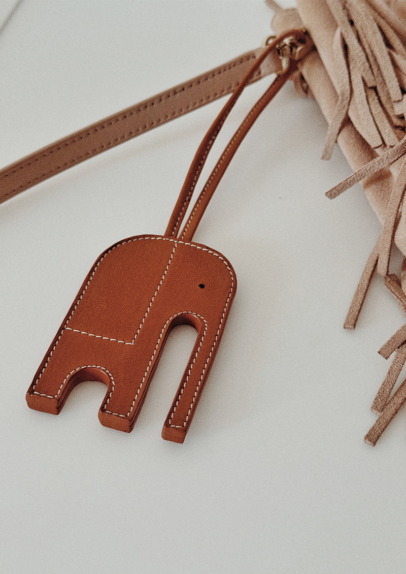 pendentif éléphant en cuir tabac