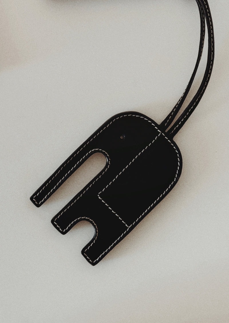 pendentif éléphant en cuir noir