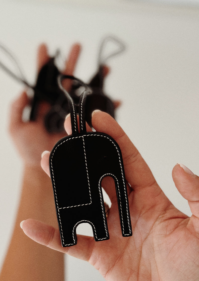 pendentif éléphant en cuir noir