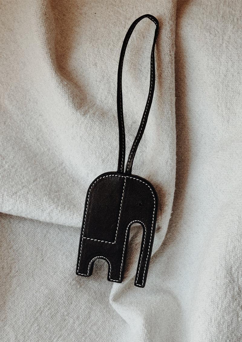 pendentif éléphant en cuir noir