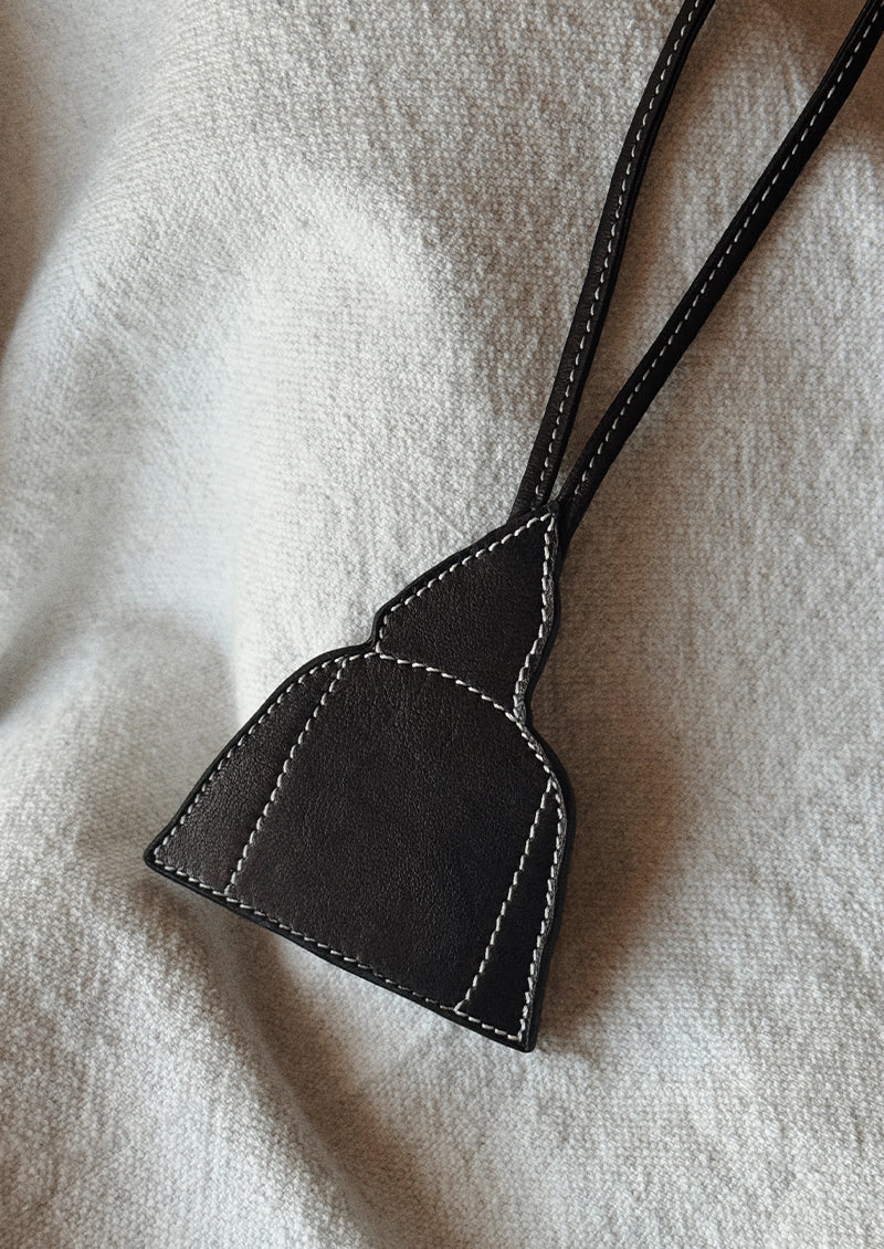 pendentif haj sage en cuir noir