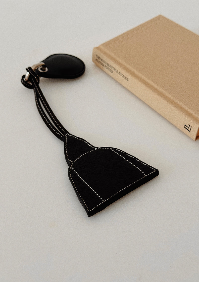 pendentif haj sage en cuir noir