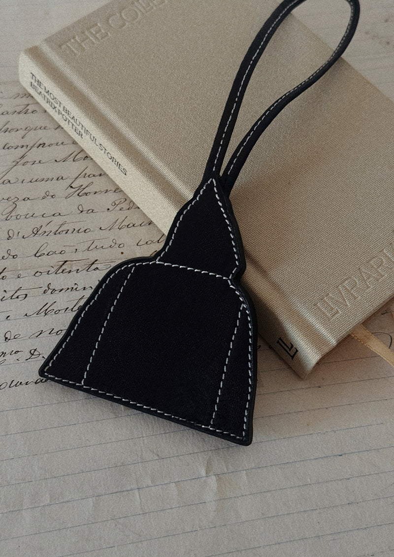 pendentif haj sage en cuir noir