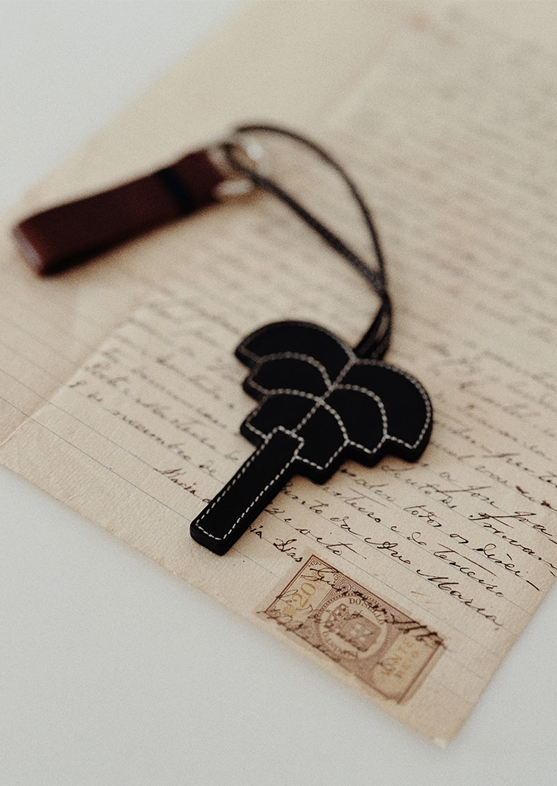 pendentif palmier signature en cuir noir