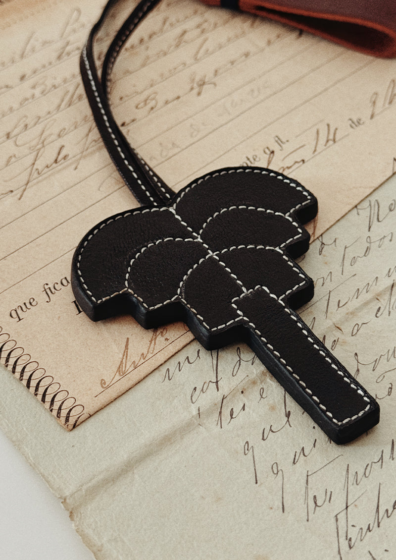 pendentif palmier signature en cuir noir